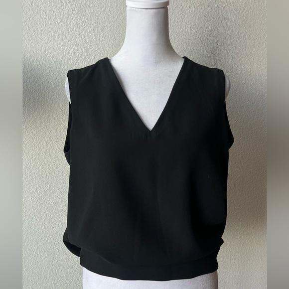 Chic Black V-Neck Sleeveless Blouse
